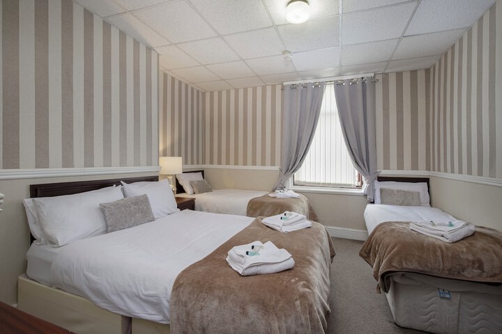 Room 2 of 6