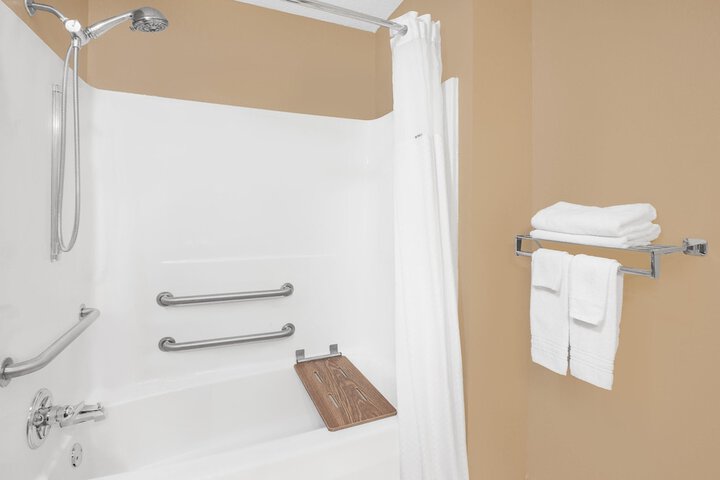 1 Queen Bed (3 of 10)