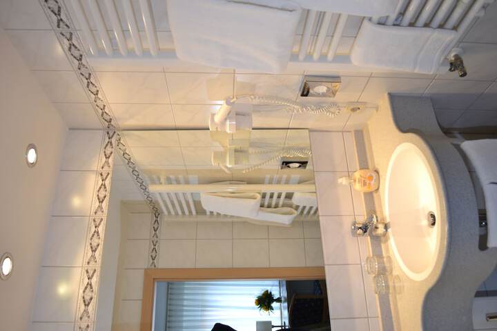 Room 2 of 29