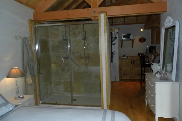 Room 4 of 8