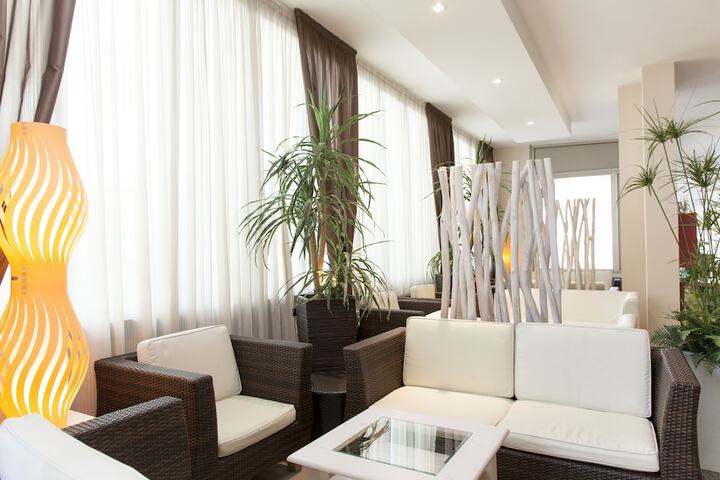 Lounge 111 of 154