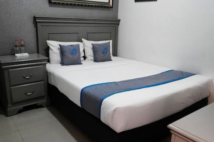Room 9 of 12