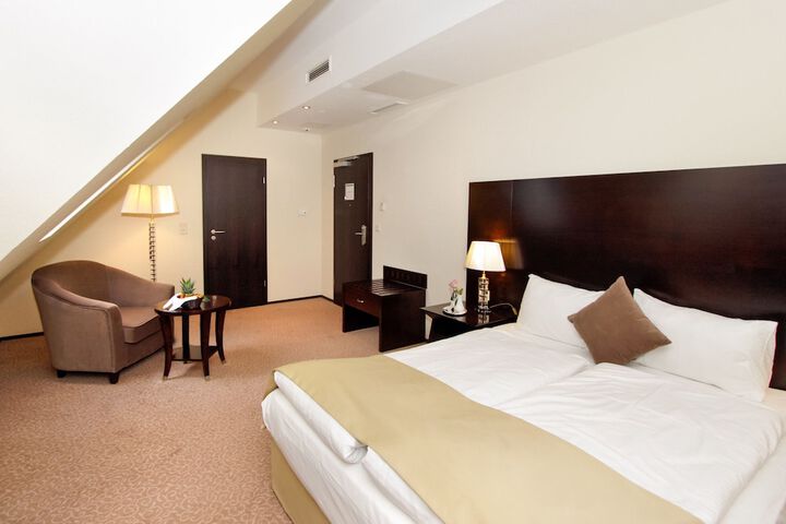 Room 2 of 40
