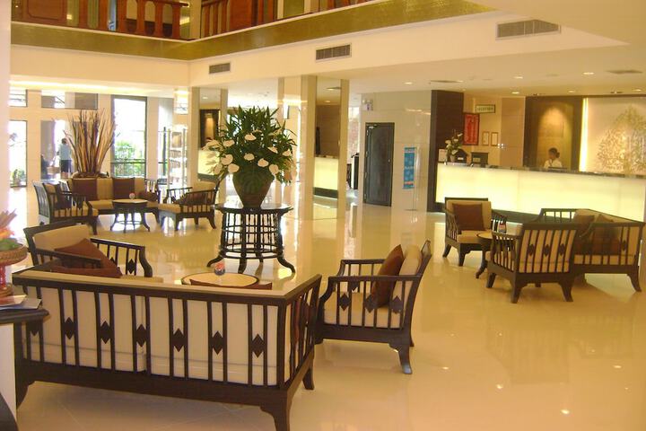 Entrance & Lobby