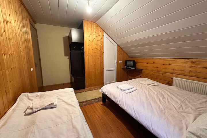 Room 16 of 32