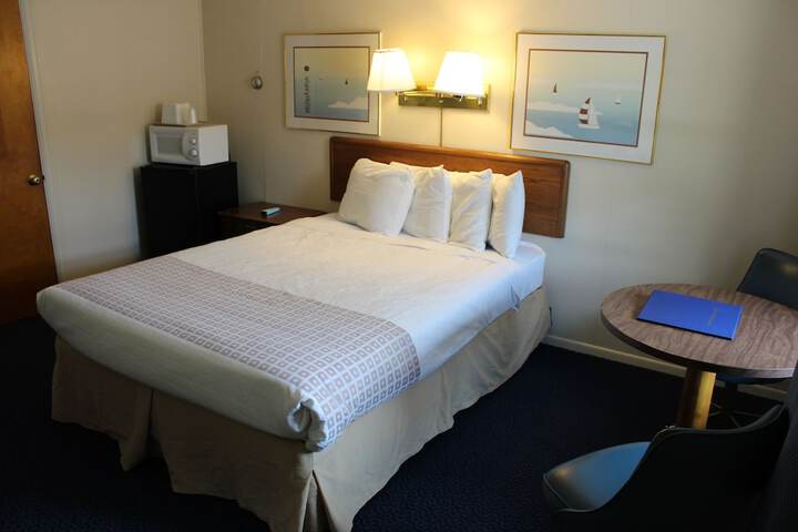 1 Queen Bed (2 of 20)