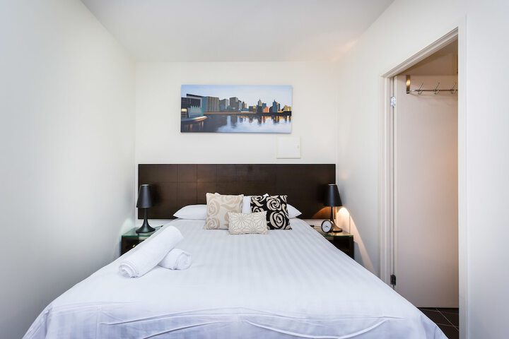 Room 2 of 10