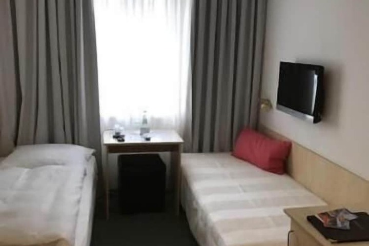 Room 9 of 31