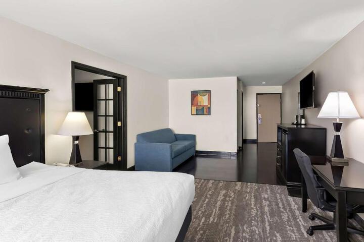 1 King Bed Pet Friendly Room, Microwave and Refrigerator WiFi Full Breakfast (2 of 4)