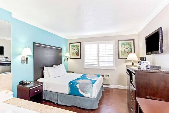 1 Bedroom Deluxe Studio Queen Bed (1 of 5)