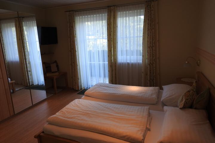 Room 3 of 33