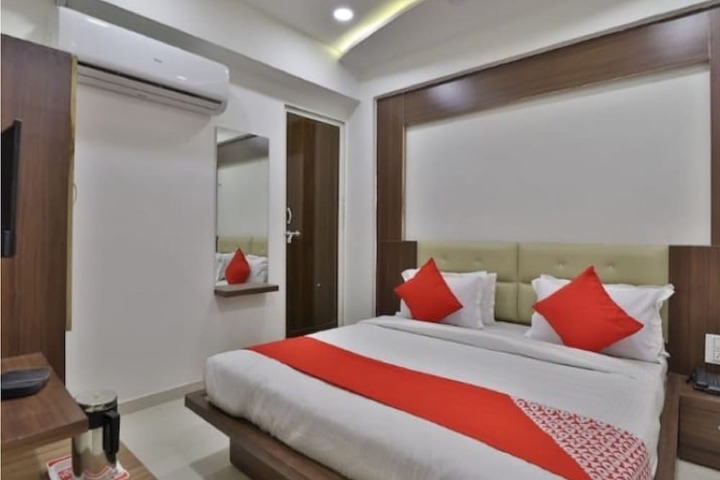Room 6 of 18
