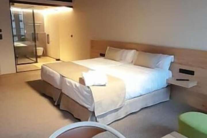 Room 4 of 18