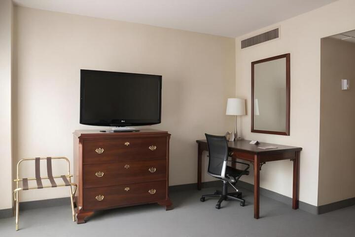 Hotel Suite Photo