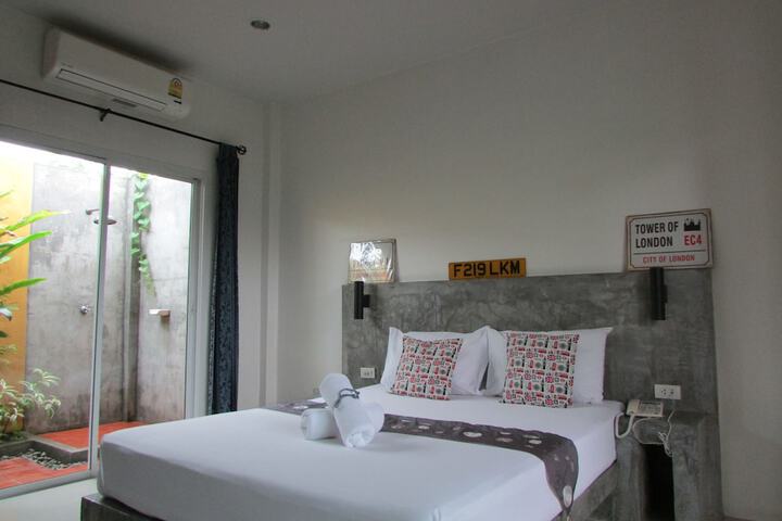 Room 5 of 16