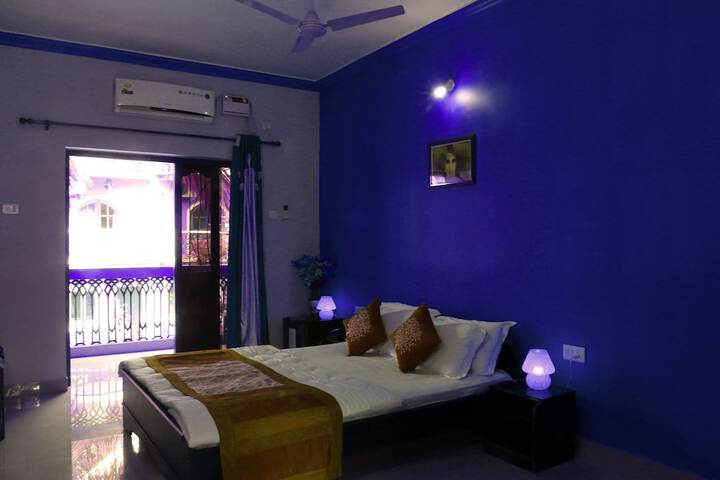 Room 8 of 18