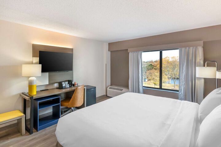 1 King Bed (1 of 15)