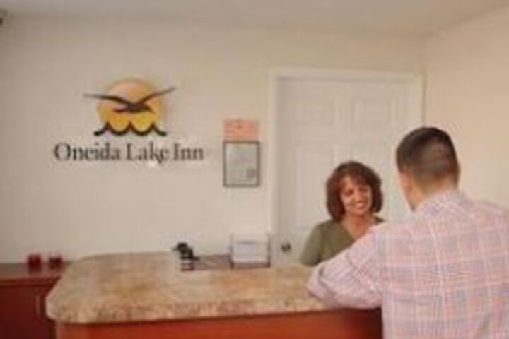 Exterior of Oneida Lake Inn