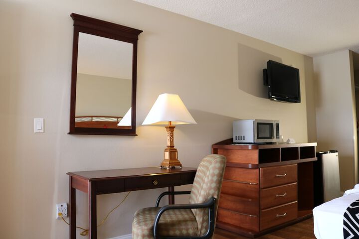 1 King Bed Accessible (15 of 22)