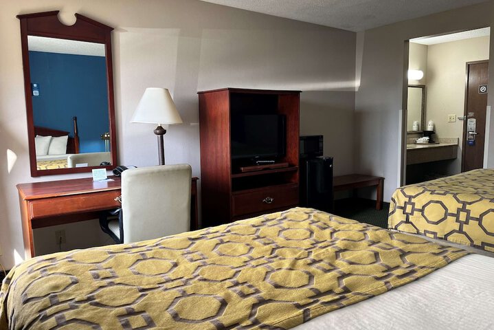 2 Queen Beds (8 of 8)