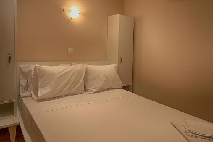 Room 6 of 10