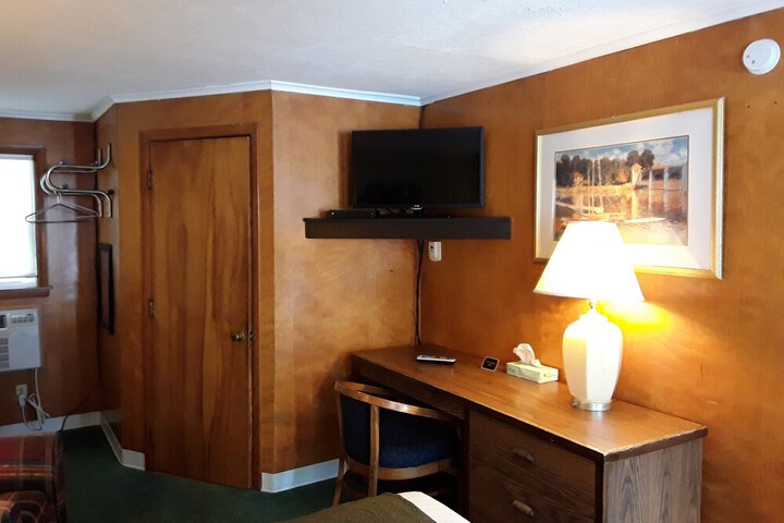 Room 3 of 8