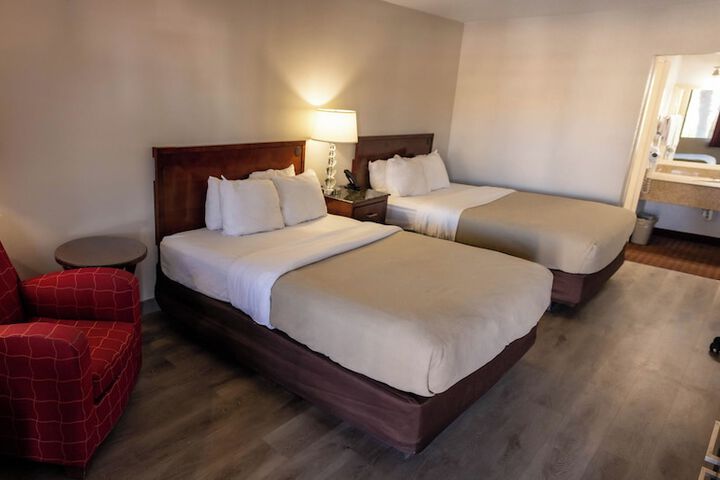 2 Queen Beds (8 of 16)