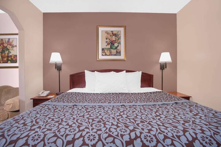 1 King Bed (3 of 9)