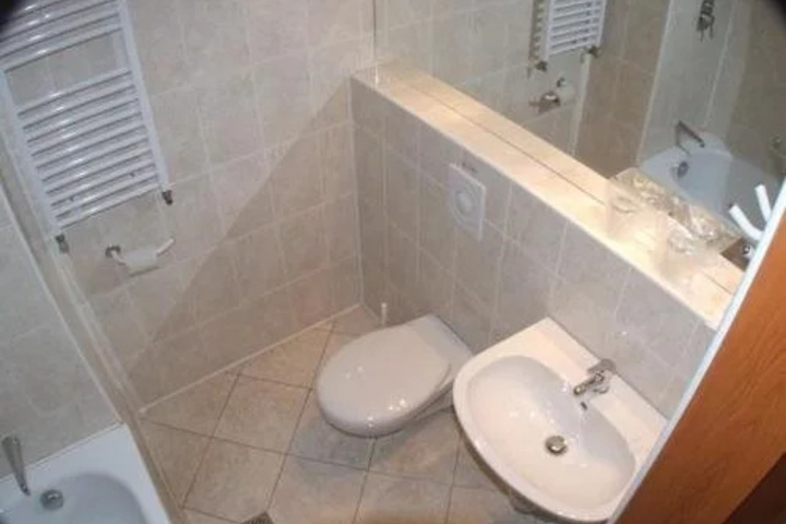 Room 4 of 10