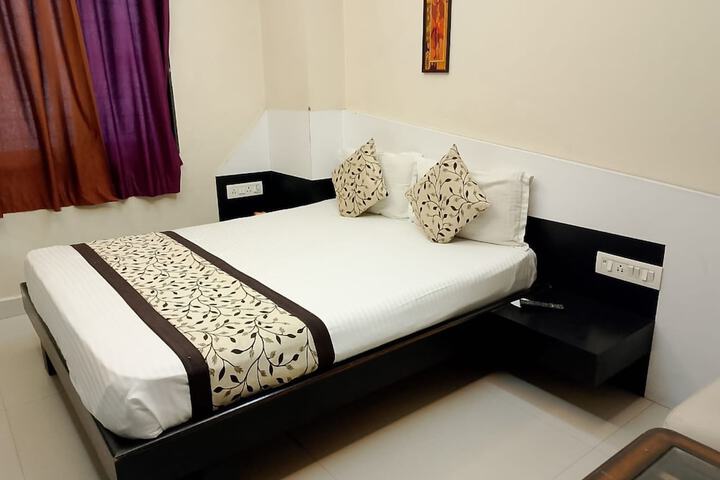 Room 5 of 16