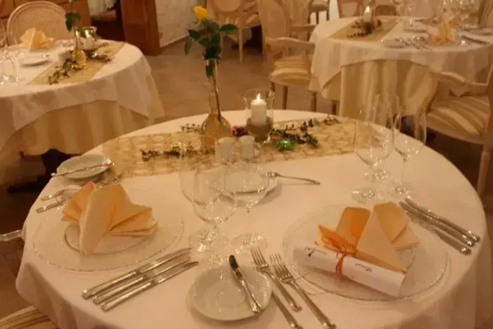 Dining 11 of 12