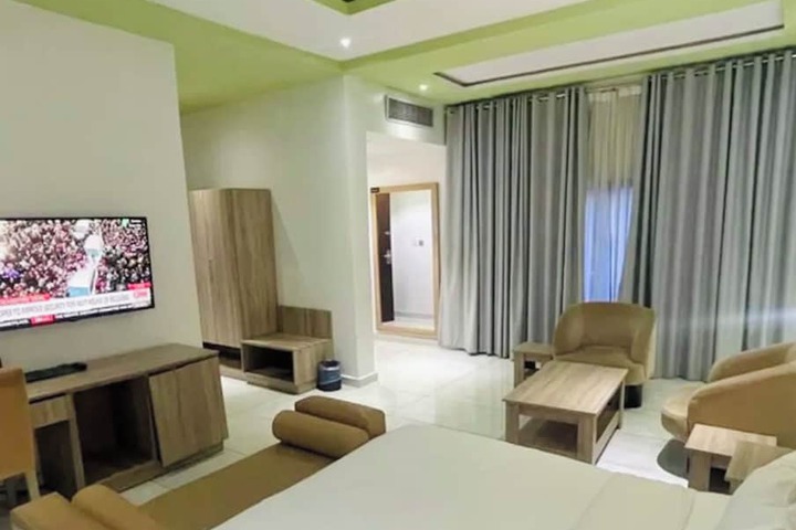Room 12 of 27