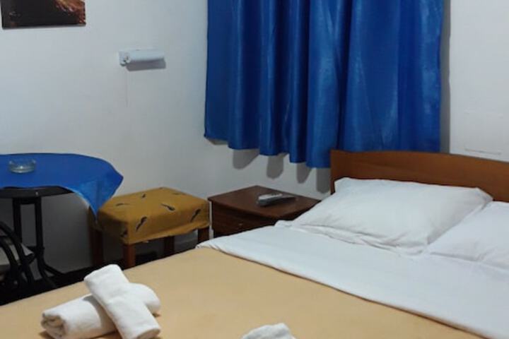 Room 5 of 76