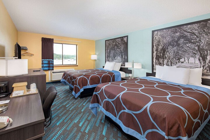 1 Queen Bed (2 of 22)