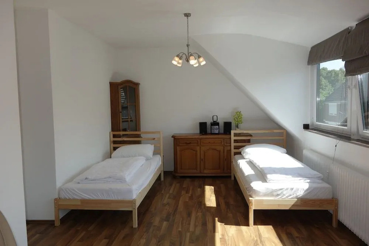 Room 6 of 9