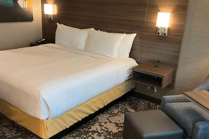 1 King Bed (5 of 6)
