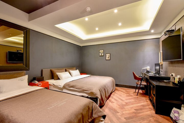 Room 4 of 84