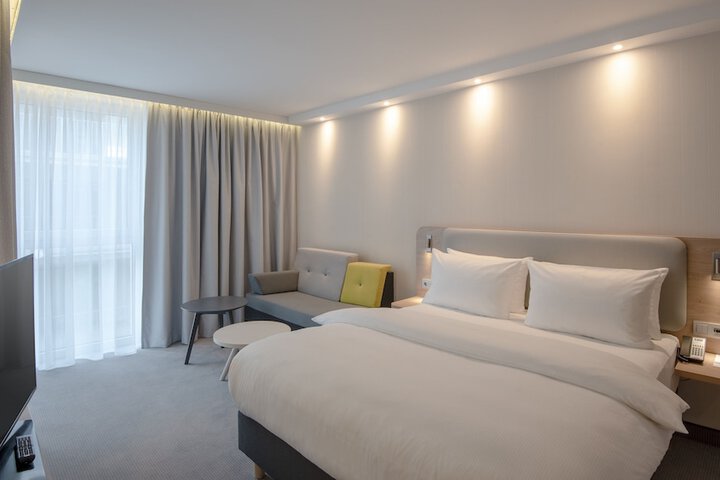 Room 11 of 42