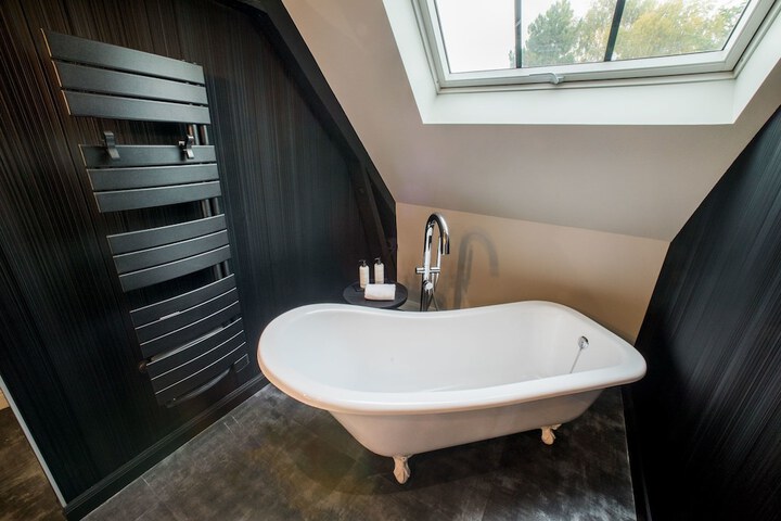 Deep soaking bathtub