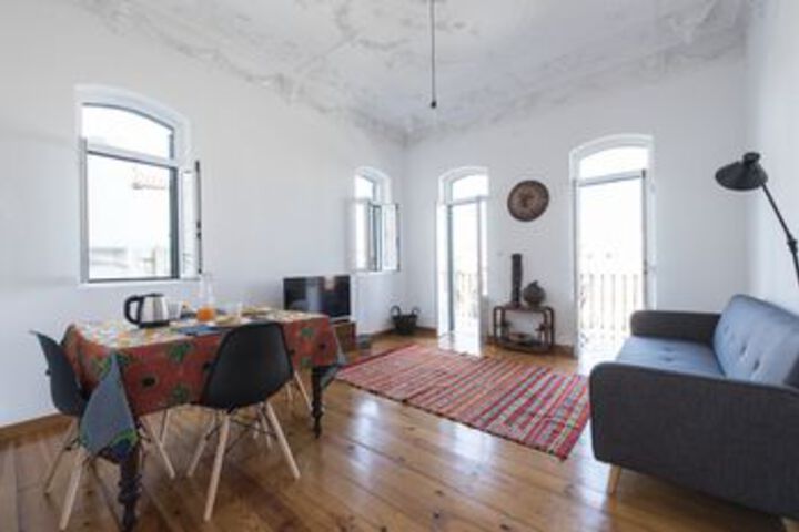 Bright and Airy Apt with balcony by LCH