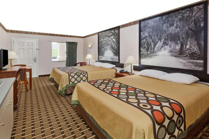 2 Queen Beds (1 of 8)