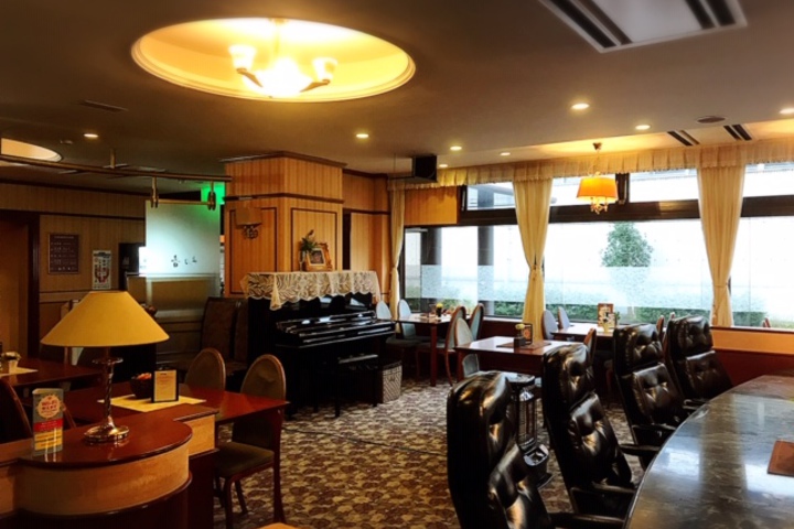 Lounge 4 of 7
