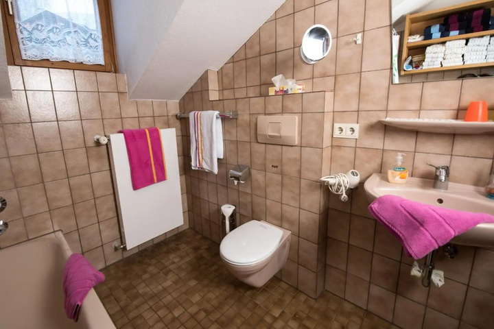 Room 5 of 7