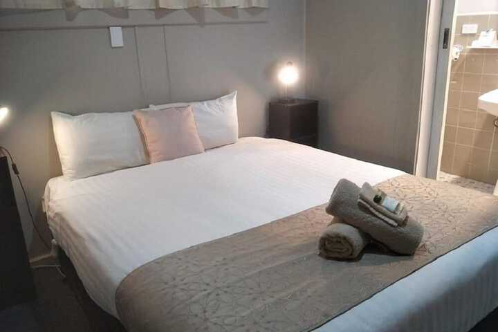 Room 13 of 33