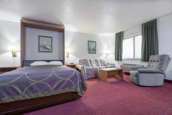 1 Queen Bed (5 of 12)