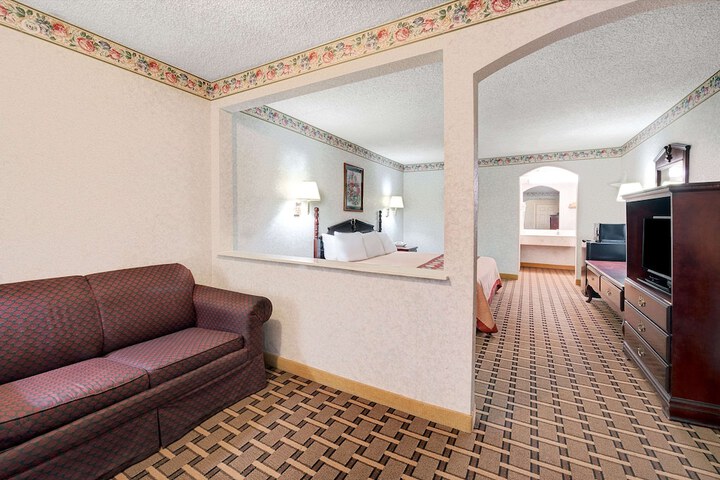 1 King Bed (1 of 11)