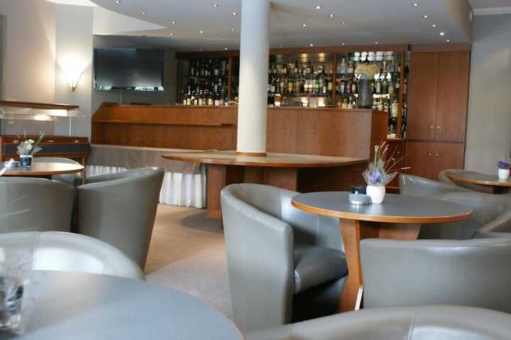 Lounge 26 of 43