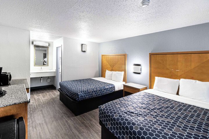 1 Queen Bed Accessible (8 of 25)