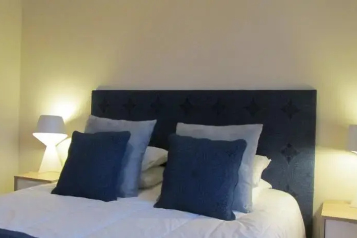Room 4 of 9