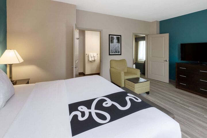1 King Bed (19 of 23)